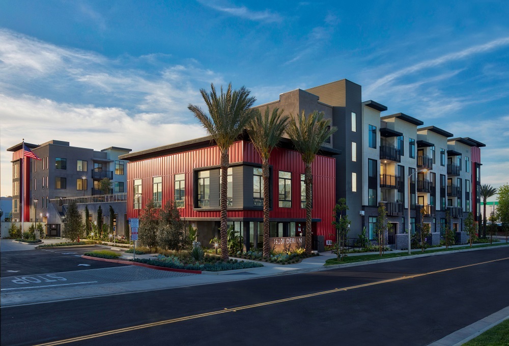 Designed by KTGY Group, the $33.6 million Parc Derian is a four-story structure featuring contemporary architecture that incorporates urban-inspired elements and finishes and is designed to achieve a LEED Gold certification. It utilizes sustainable building methods such as low-e energy-conserving windows, water saving plumbing fixtures, and LED lighting throughout the property. Advent Cos. is the general contractor.