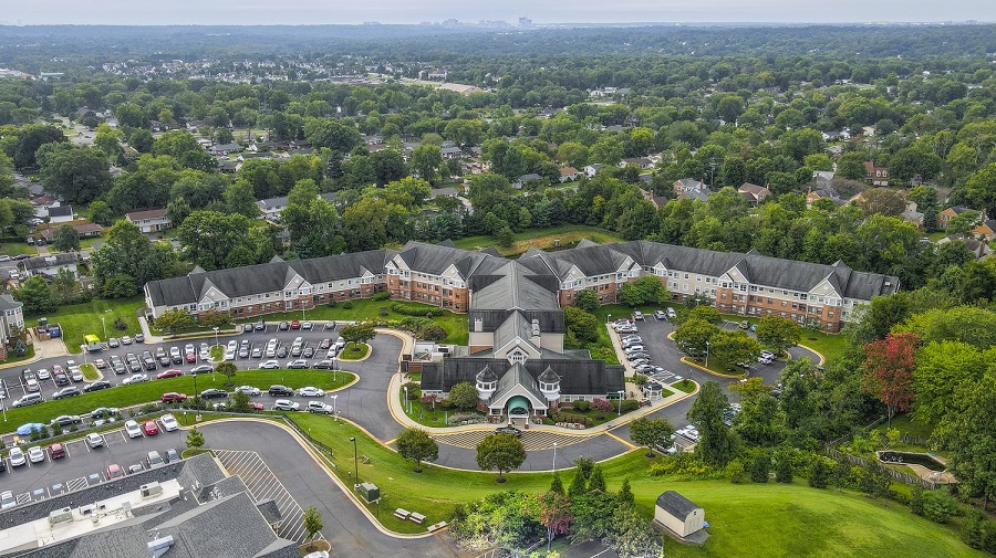 Situated on 5.65 acres, Cascades Village is a 150-unit senior housing community in Sterling, Virginia. Avanath Capital Management acquired the property with the help of a Fannie Mae loan provided by M&T Realty Capital Corp.