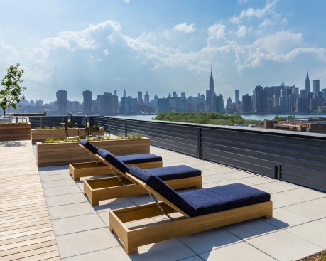 Future Green Studios designed over 20,000 square feet of outdoor space on the rooftop and large courtyard areas. Additional amenities include a resident lounge with a full kitchen and workspace areas, a fitness center, a pet grooming and washing station, and an outdoor kitchen and children's play area.