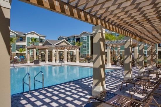 A host of amenities, including a swimming pool, a dog park, a putting green, and 24-hour management, are offered at the development. 