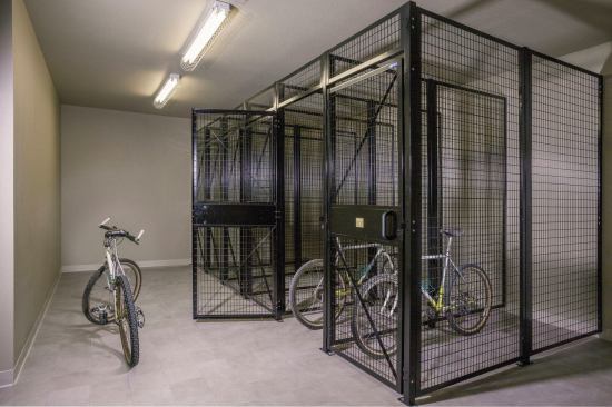 Taking advantage of the pedestrian-friendly and transit-oriented neighborhood, ROEM provides transit passes for the residents as well as dedicated bicycle parking and storage.