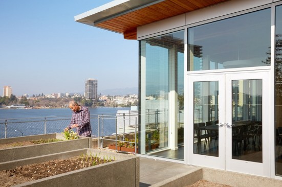 The five-story development is in a prime neighborhood on the shores of Oakland’s Lake Merritt. The building is topped by a fifth-floor suite of community spaces, including garden plots for residents, a community room and kitchen, outdoor decks, and a wellness studio.