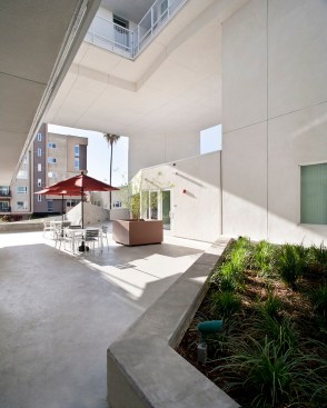 Designed by Brooks + Scarpa, The Six features an opening in front that allows residents to look out into the neighborhood and connects them with their surroundings. The building's ground floor includes approximately 1,000 square feet of cultural/community space that is used to hold group therapy meetings and has potential to be an asset for the outside community, while the building’s rooftop boasts a view of downtown L.A.