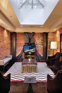 All residents have access to a community kitchen, a dining area, meeting rooms, a lounge, a recreation room with a small kitchen, a computer room, and a 24-hour reception desk in the lobby.
